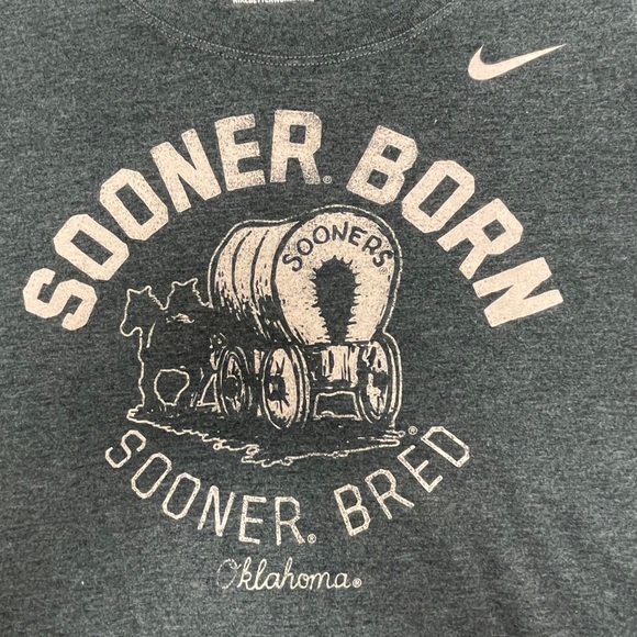 Nike NCAA Oklahoma “Sooner Born Sooner Bred” Scoop Neck Tee Women’s Small Gray - Picture 7 of 7